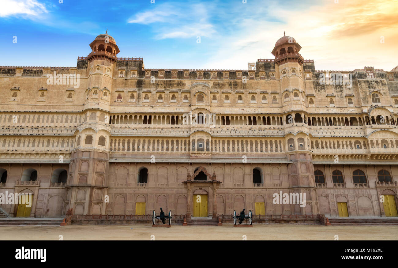 Junagarh Fort a Bikaner Rajasthan con architettura di marmo bianco. Uno storico Fort indiano con il suo palazzo reale costruito nell'anno 1478 Foto Stock