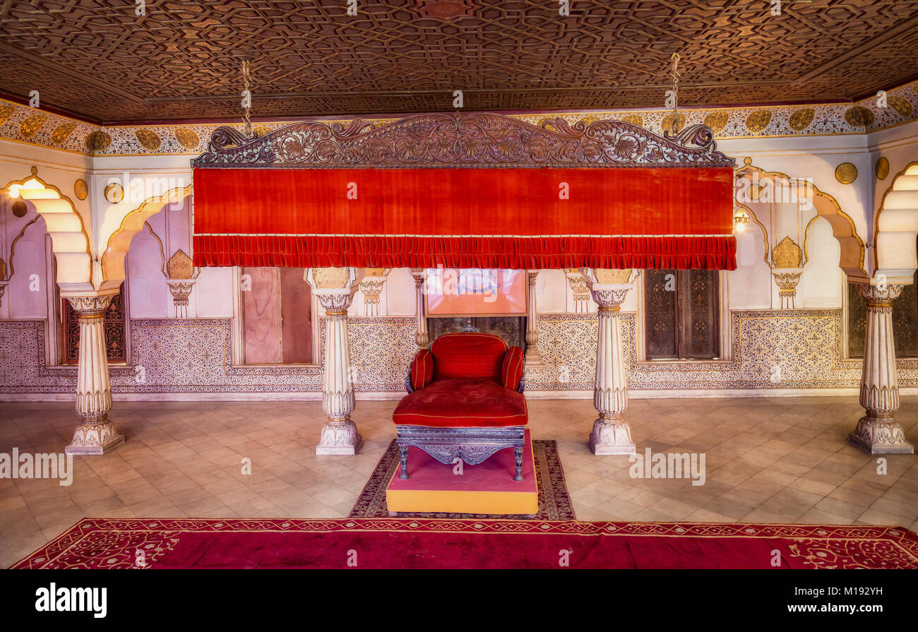 Junagarh fort antico palazzo reale sala interna con struttura colonnato massimale d'oro e il trono del maharajah. Foto Stock