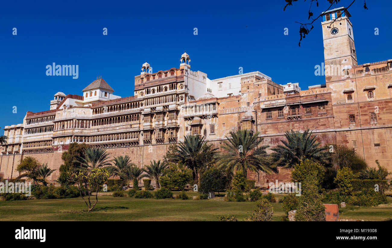 Junagarh Fort a Bikaner Rajasthan retro con vista sul giardino con il palazzo reale e la torre dell orologio Foto Stock