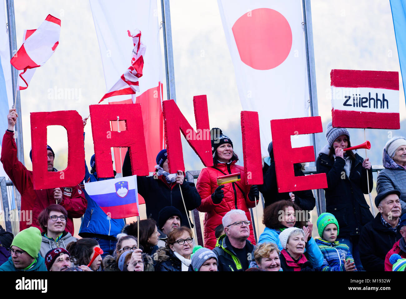 Ljubno, Slovenia. 28 gen, 2018. Gli appassionati di Daniela Iraschko Stolz dell'Austria a Ljubno FIS Ski Jumping World Cup concorrenza a Ljubno, Slovenia il 28 gennaio 2018. Credito: Rok Rakun/Pacific Press/Alamy Live News Foto Stock