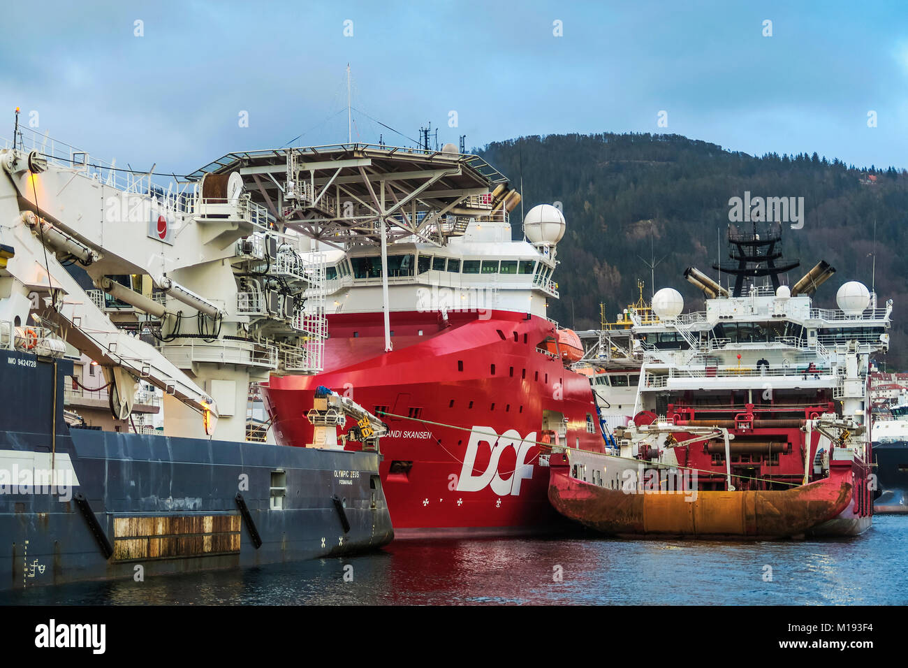 Skandi Skansen elicottero nave alimentazione & altro mare del Nord energia offshore supporto nel settore navi, Vagen Porto. Bergen Hordaland, Norvegia Foto Stock