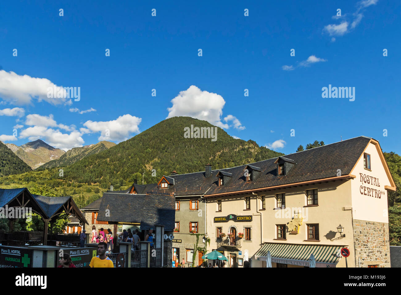 Ostello Centro su Calle Francia in questo rinomato Upper Valle di Tena città turistica. Sallent de Gallego; Pirenei; Huesca Spagna Foto Stock