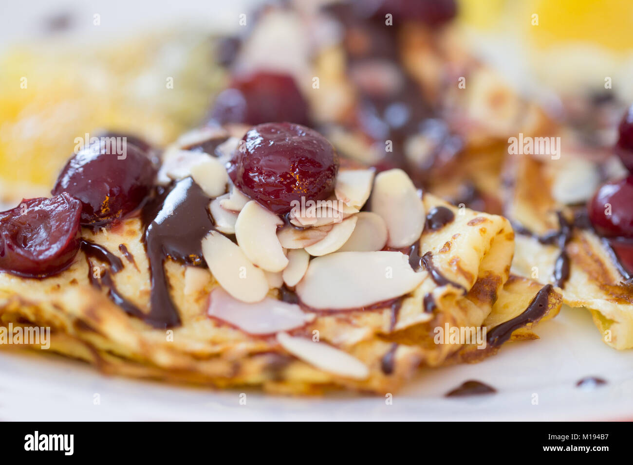 Pancake fatti in casa con cioccolato, frutta e mandorle Foto Stock