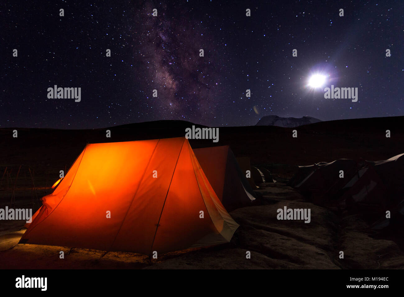 Notte di Luna con la via lattea che salgono sopra il nostro accampamento e tende in Ladakh Foto Stock