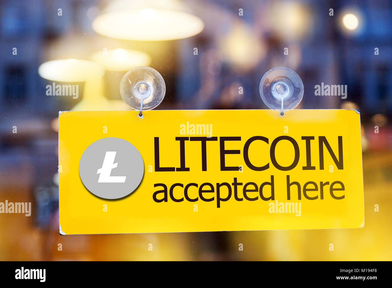 Denaro virtuale Litecoin cryptocurrency - Litecoin (LTC) valuta accettata qui - segno sulla porta di vetro Foto Stock