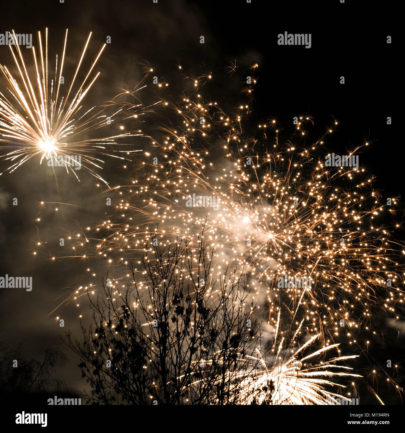 Piccola libera di fuochi d'artificio, Britannia Inn, Elterwater, Langdale, Cumbria, Regno Unito Foto Stock