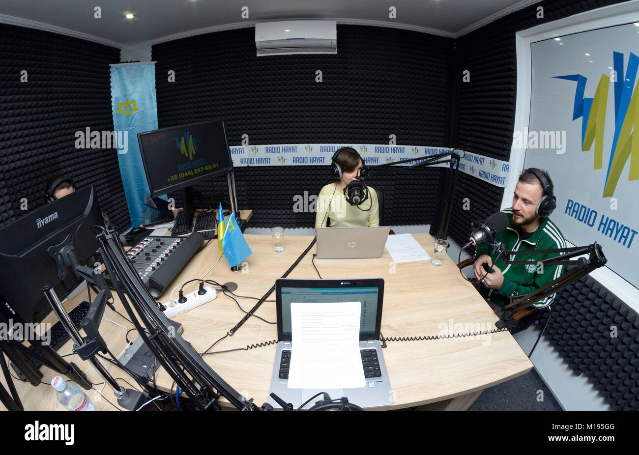 Giornalista broadcasting in corrispondenza di una stazione radio durante la maratona di radio Radio al giorno. Novembre 16, 2017. A Kiev, Ucraina Foto Stock