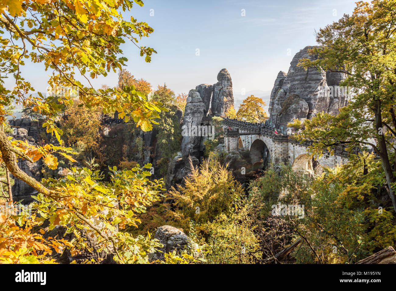 Ponte di roccia di Bastei in autunno, Sassonia Svizzera, Germania Est Foto Stock