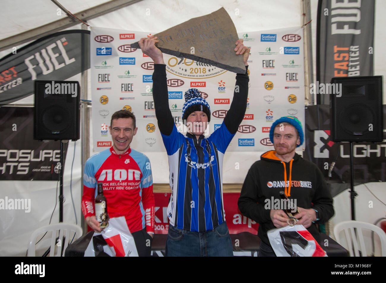 Solo pilota maschio podio al Strathpuffer 24 ora mountain bike race a Strathpeffer nelle Highlands Scozzesi. Foto Stock