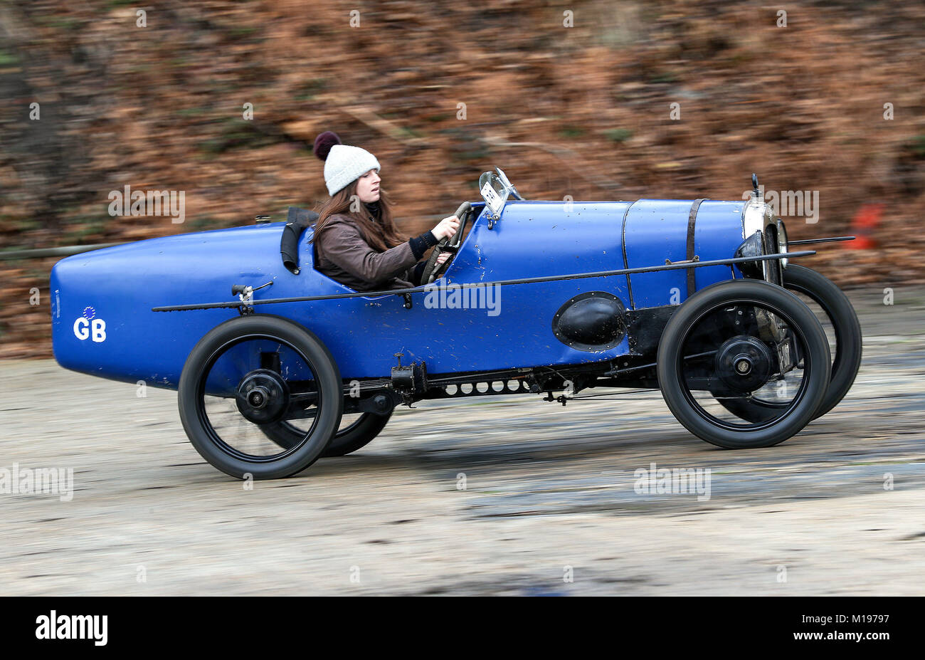 Un concorrente durante l annuale di prove di guida per il Vintage Sports-Car Club, circa i corsi di cui al Brooklands Museum sito, Weybridge, Surrey. Foto Stock