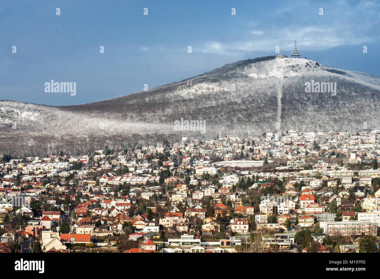 Coperte di neve Zobor collina che si affaccia sulla città slovacca Nitra su una luminosa e soleggiata giornata invernale Foto Stock