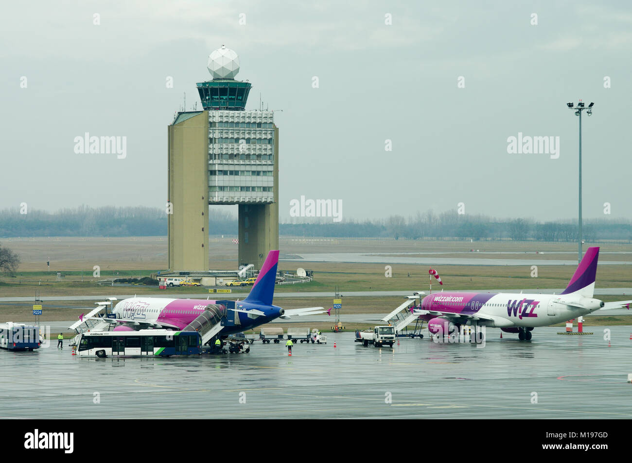 Wizz Air aeromobili parcheggiati sul piazzale di sosta in aeroporto di Budapest, Ungheria Foto Stock