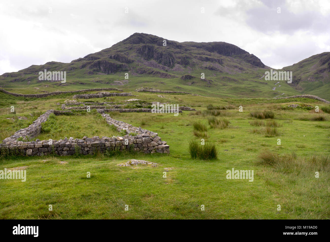 Resti di Hardknott Roman Fort vicino Hardknott passano in Eskdale, nel distretto del lago, Cumbria, Regno Unito Foto Stock