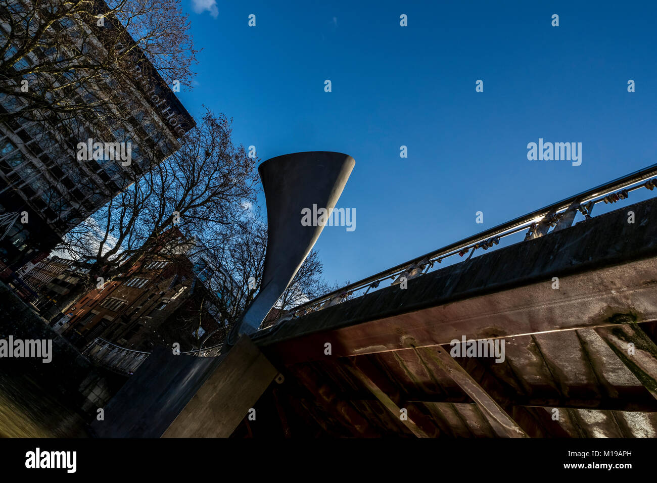 Pero's Bridge, un ponte pedonale di bascule, harborside, Bristol UK. Prende il nome dalla schiava Pero Jones. Bridge design di Eilis o'Connell. Foto Stock