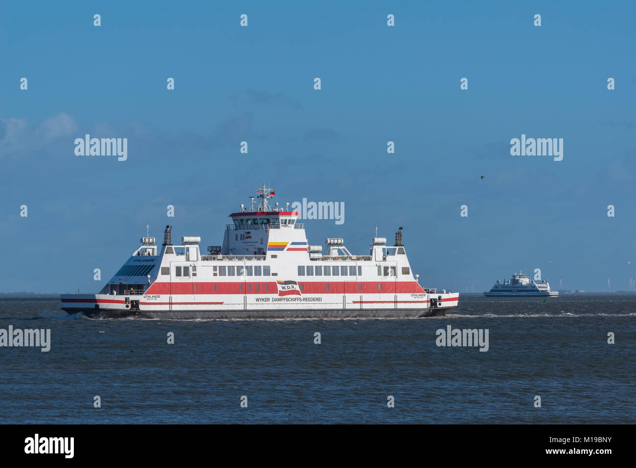 Due navi traghetto sul Mar del Nord sul loro modo di Isola di Föhr, Patrimonio naturale UNESCO, Frisia settentrionale, Schleswig-Holstein, Germania, Europa Foto Stock
