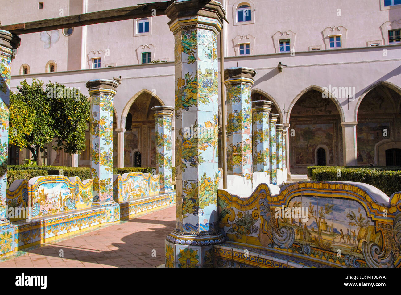 Napoli - Italia - su 11/13 /2016 - il bellissimo chiostro del monastero di Santa Chiara con le sue piastrelle di maiolica, Napoli, Italia Foto Stock