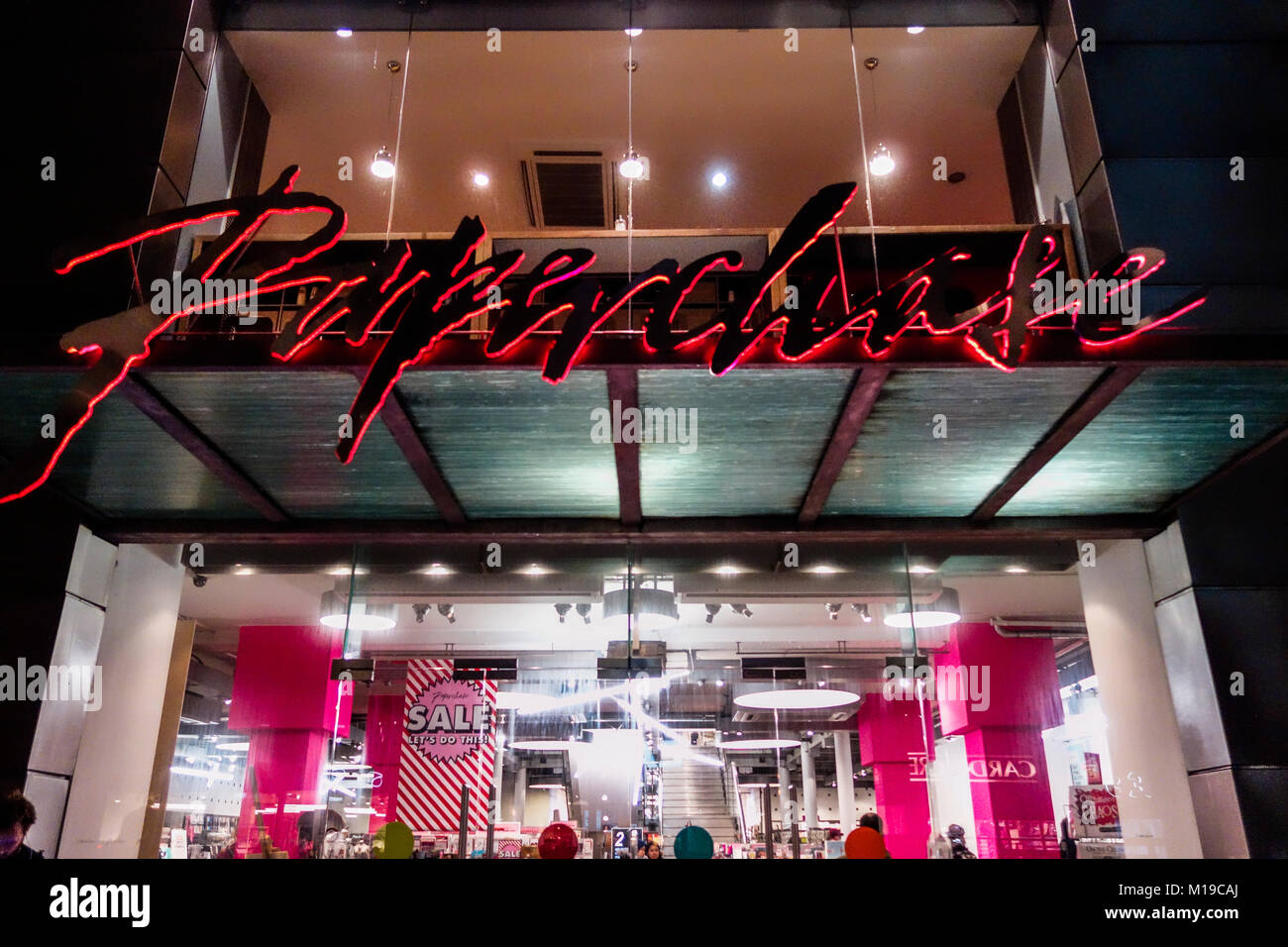 L'ingresso al negozio Paperchase su Tottenham Court Road, Londra, Regno Unito Foto Stock