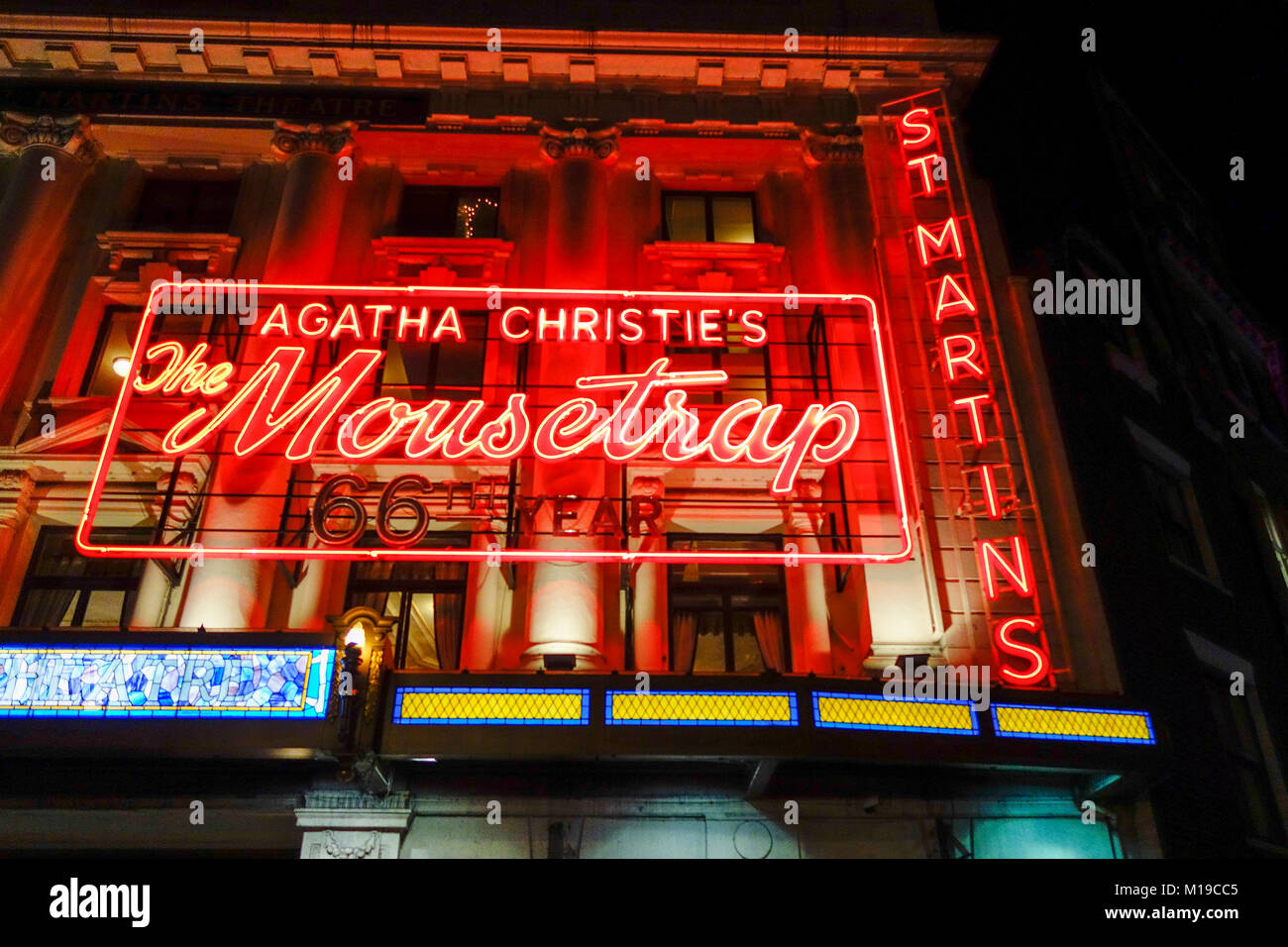 Insegna al neon Agatha Christie's Mousetrap al St Martins Theatre nel West End di Londra, Londra, Inghilterra, Regno Unito Foto Stock