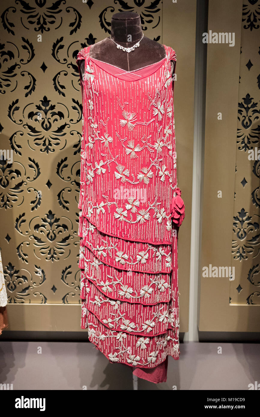 L'abito da sera indossato da Lady Grantham come si vede a Cavendish Abbey la mostra su West 57th Street in Midtown Manhattan, a New York City. Foto Stock