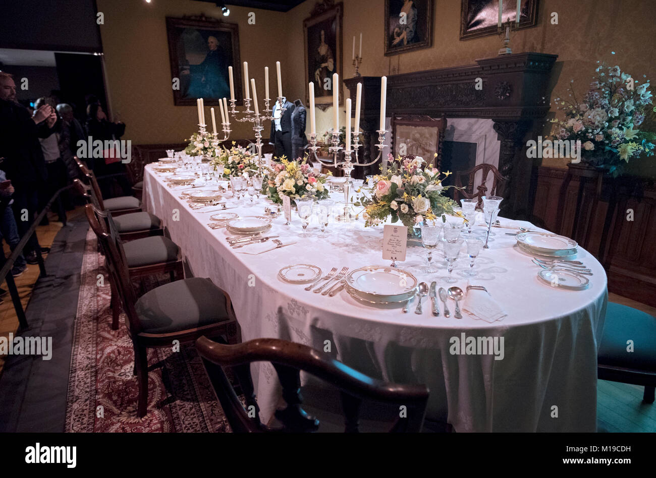 Un piano di sopra set table per gli aristocratici a Cavendish Abbey la mostra su West 57th Street in Midtown Manhattan, a New York City. Foto Stock