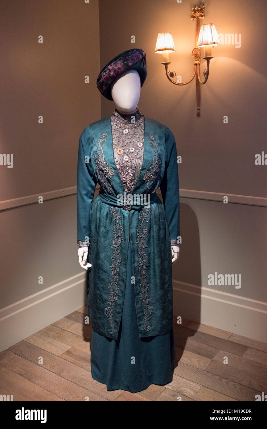 Uno di Maggie Smith abiti di costume sul display a Cavendish Abbey la mostra su West 57th Street in Midtown Manhattan, a New York City. Foto Stock