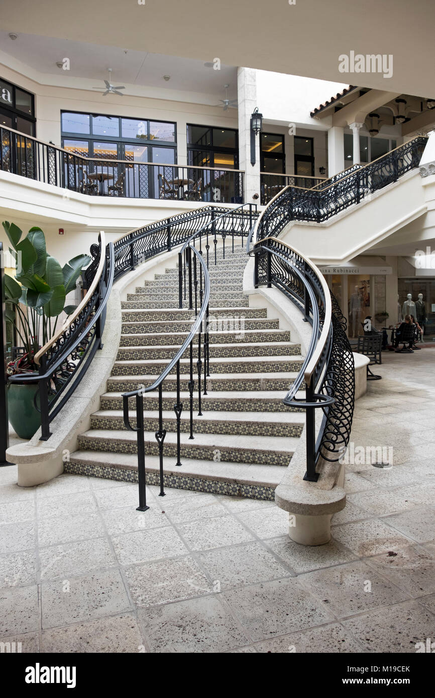 Una scalinata ornata nell'Esplanade, una esclusiva area dello shopping in Palm Beach, Florida, Stati Uniti d'America. Foto Stock