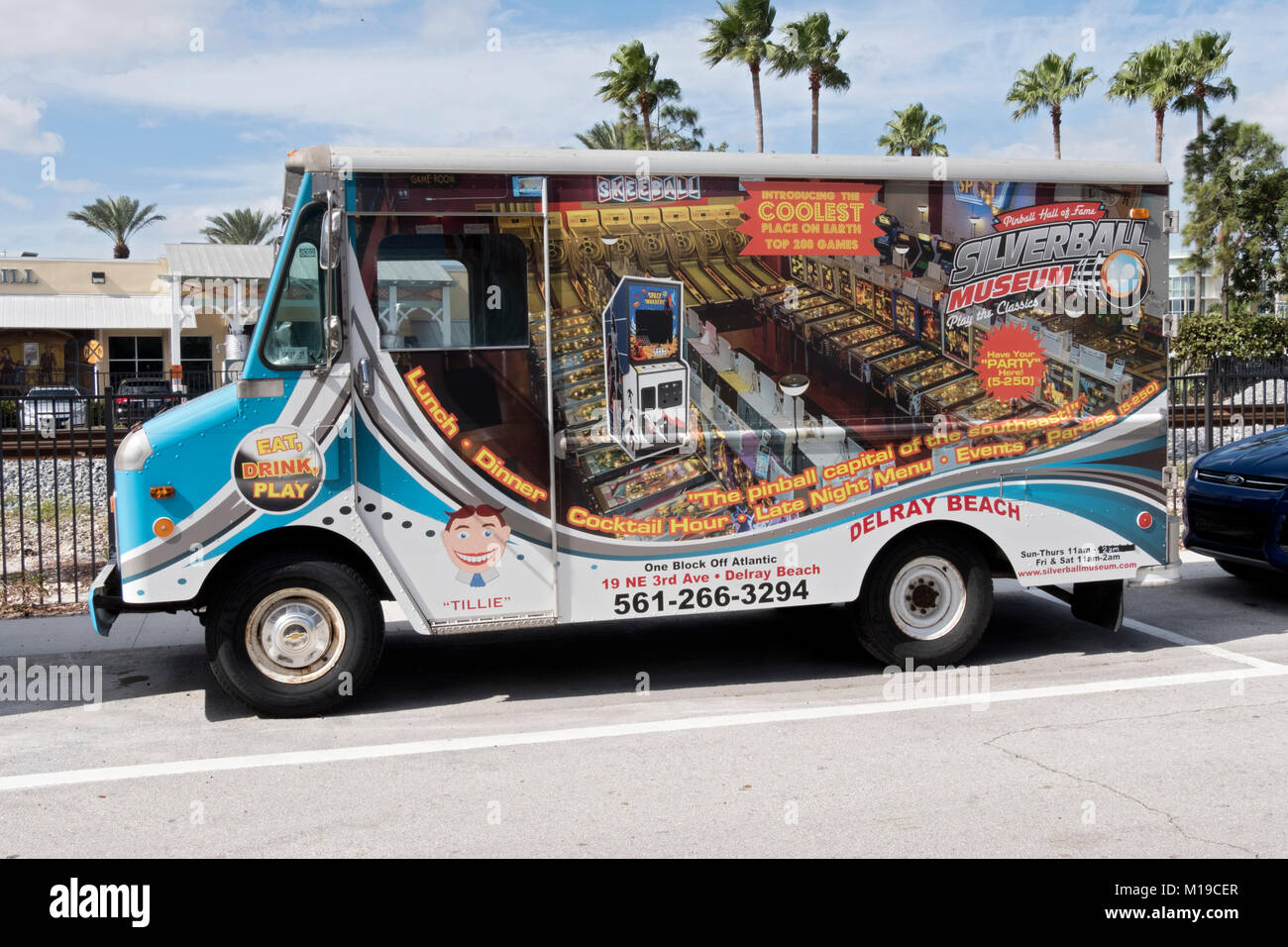 Un furgone con la pubblicità per il Museo Silverball in Delray Beach, Florida, Stati Uniti d'America. Foto Stock