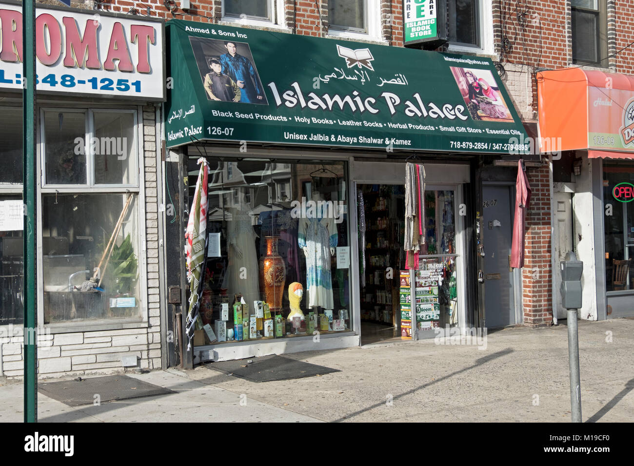 Il Palazzo islamico, un negozio che vende abiti etnici, libri e le cose sul Liberty Avenue in Sud Richmond Hill, Queens, a New York City Foto Stock