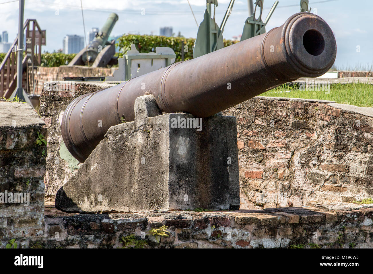 Il vecchio di grosso calibro teste di cannone verso il cielo. Il campo storico-gun presso il Cornwallis fortezza. Foto Stock