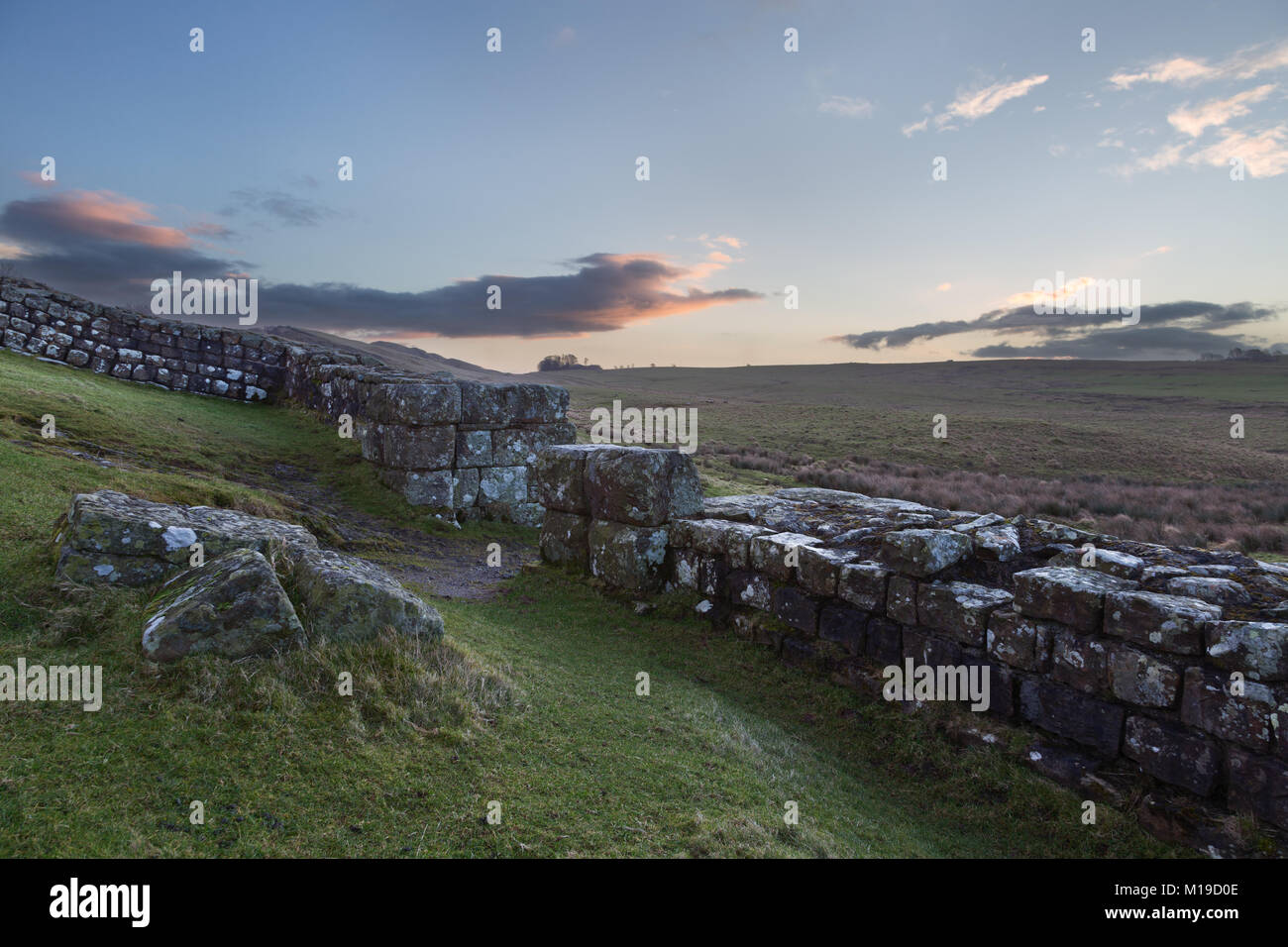 Il Vallo di Adriano: una scena invernale sulle balze Cawfield, guardando verso sud-est da entro i resti di Milecastle 42 di sunrise Foto Stock