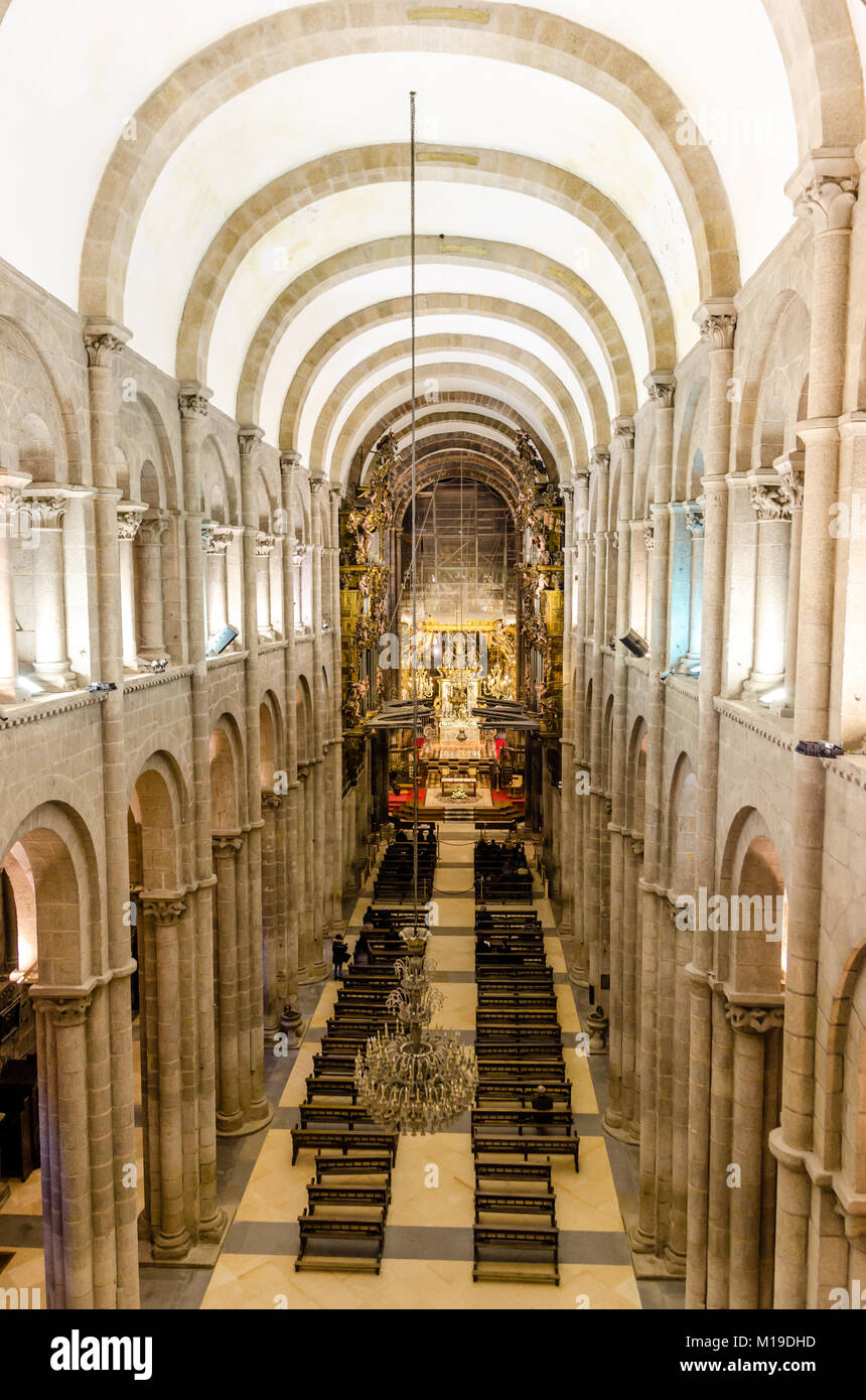Cattedrale di Santiago di Compostela. Vista interna dal tribune. Navata principale e nel corridoio Foto Stock