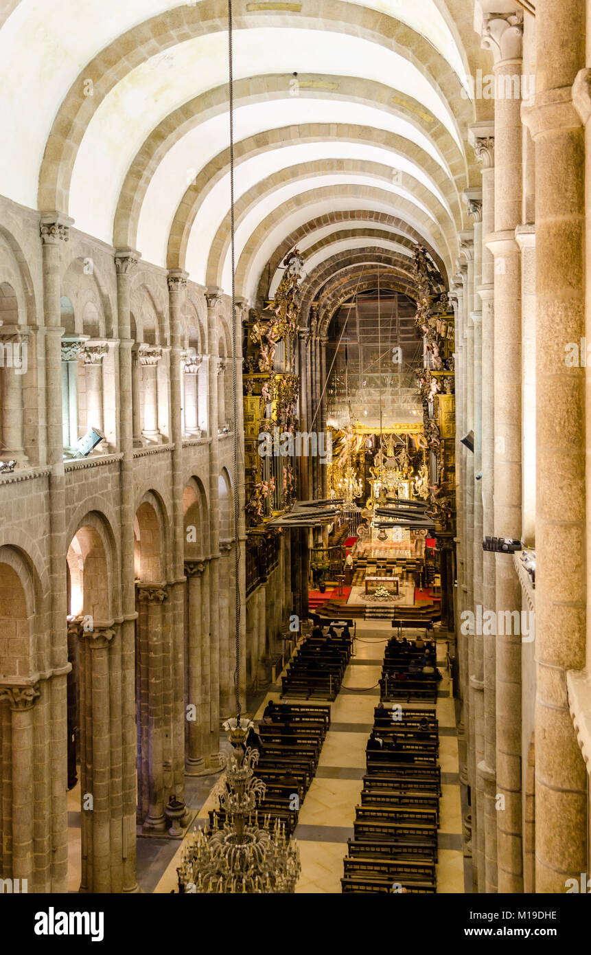 Cattedrale di Santiago di Compostela. Vista interna dal tribune. Navata principale e nel corridoio Foto Stock