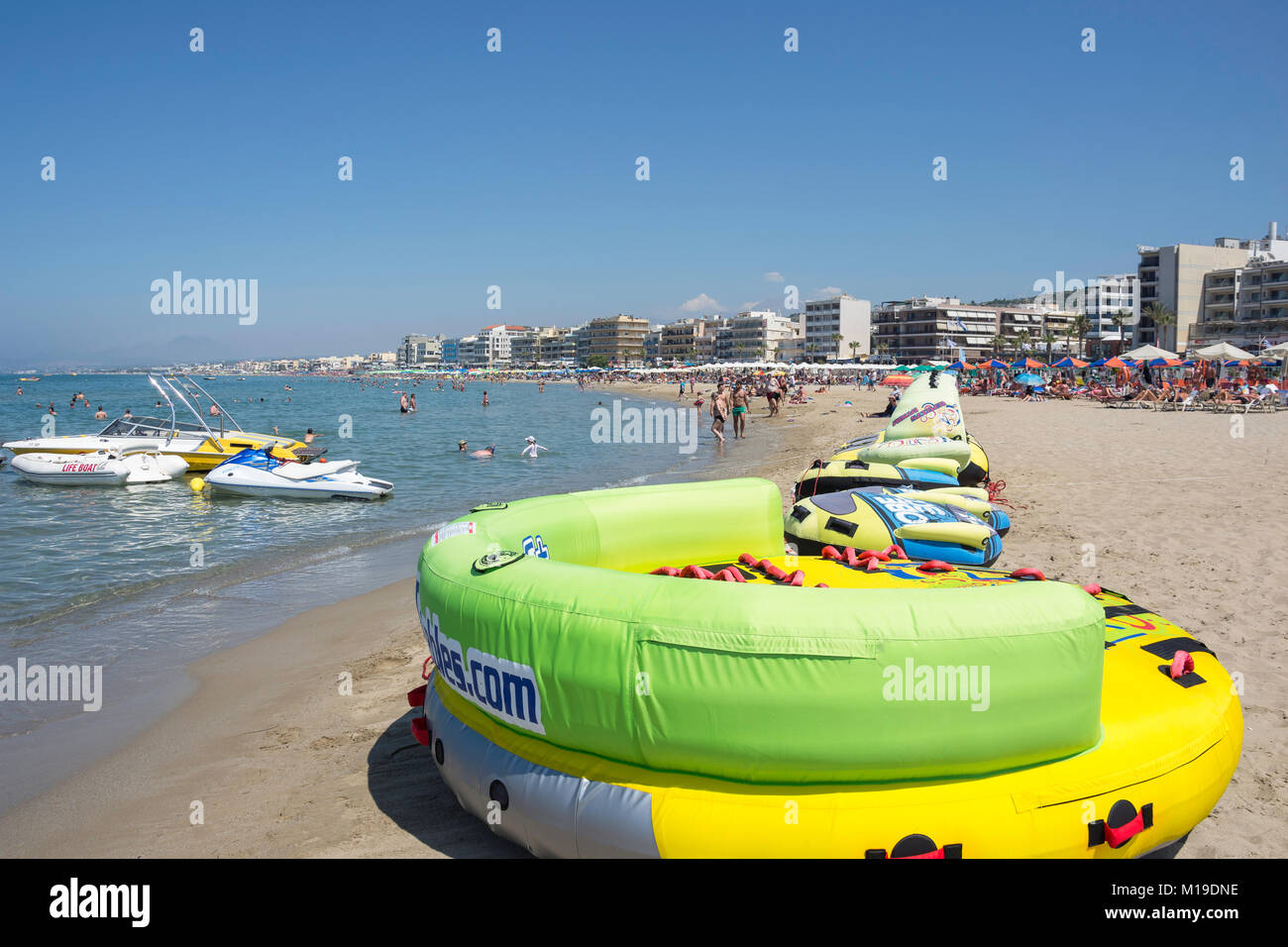 Sport acquatici sulla spiaggia di Ikarus, Rethymnon (Rethimno), Regione di Rethimno, Creta (Kriti), Grecia Foto Stock