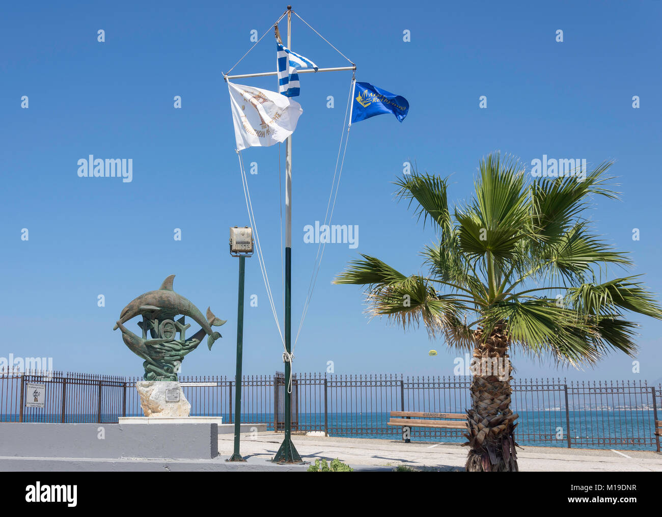 Due delfini storica statua, Rethimno Marina, Rethymnon (Rethimno), Regione di Rethimno, Creta (Kriti), Grecia Foto Stock