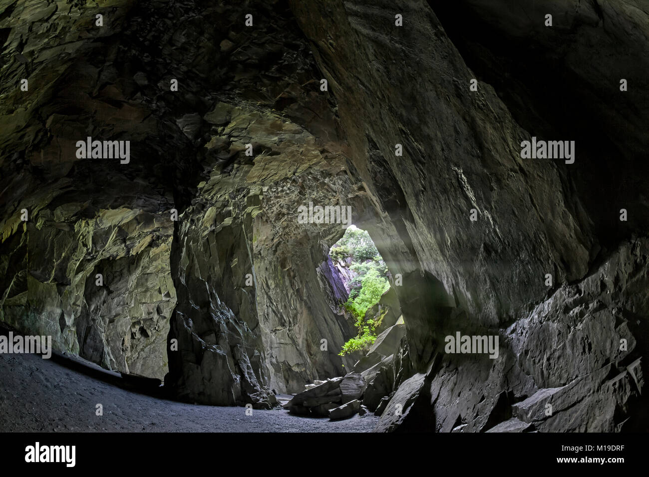 Cathedral Cave in poco Langdale, Lake District, girato con un obiettivo fisheye Foto Stock