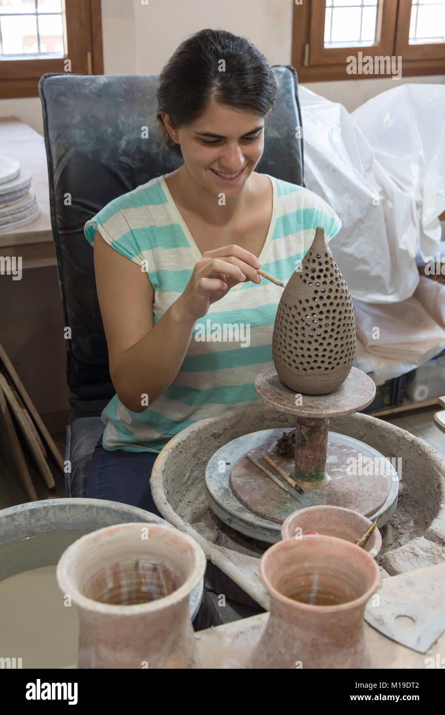 Giovane donna a mano che un vaso di ceramica in Margaritas village, Regione di Rethimno, Creta (Kriti), Grecia Foto Stock