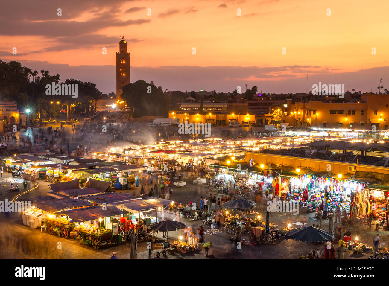 Jamaa el Fna piazza del mercato, Marrakech, Marocco, Africa del nord. La Jemaa El Fnaa, Djema El Fna o Djemaa El Fnaa è una famosa piazza mercato e luogo nel Mar Foto Stock