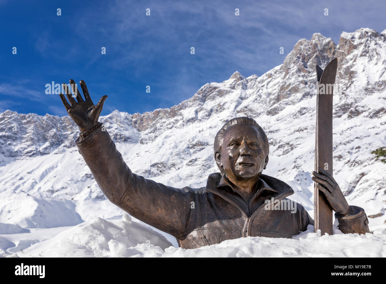 Statua di Mike Bongiorno ricoperta di neve, Breuil-Cervinia, Valle d'Aosta, Italia Foto Stock