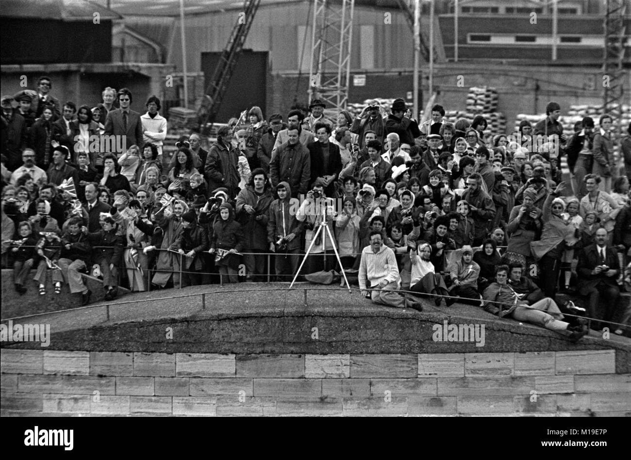 AJAXNETPHOTO. Giugno, 1977. PORTSMOUTH, Inghilterra. - Torre affollata - Re Enrico VIII torre rotonda all'ingresso del porto pieno di persone agli spettatori la partenza di navi in direzione di SPITHEAD ANCORAGGIO E giubileo d'argento della regina di revisione. Foto:JONATHAN EASTLAND/AJAX REF:772606_16001 Foto Stock