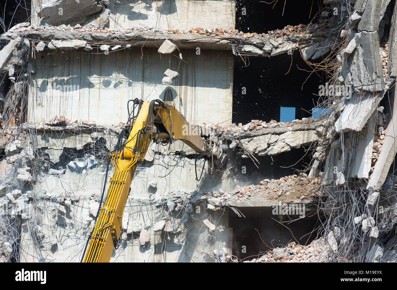 Demolizione di un edificio con escavatore Foto Stock