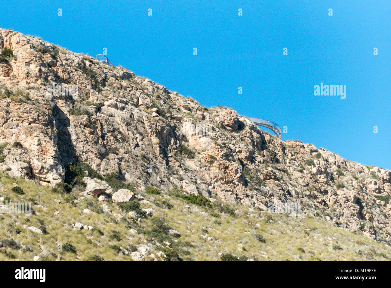 Skywalk, Santa Pola, Provincia di Alicante, Spagna. Splendide vedute sul mare e la spiaggia verso l'isola di Tabarca. Foto Stock