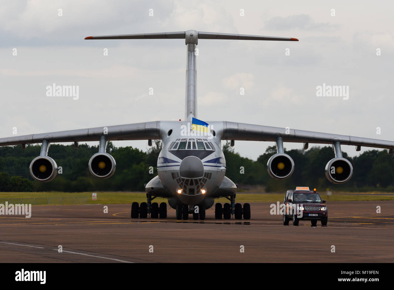 Ilyushin Il-76 Candide di l'ucraina Air Force presso la RAF Fairford Royal International Air Tattoo, UK. A seguito di un Follow Me auto sulla pista di rullaggio Foto Stock