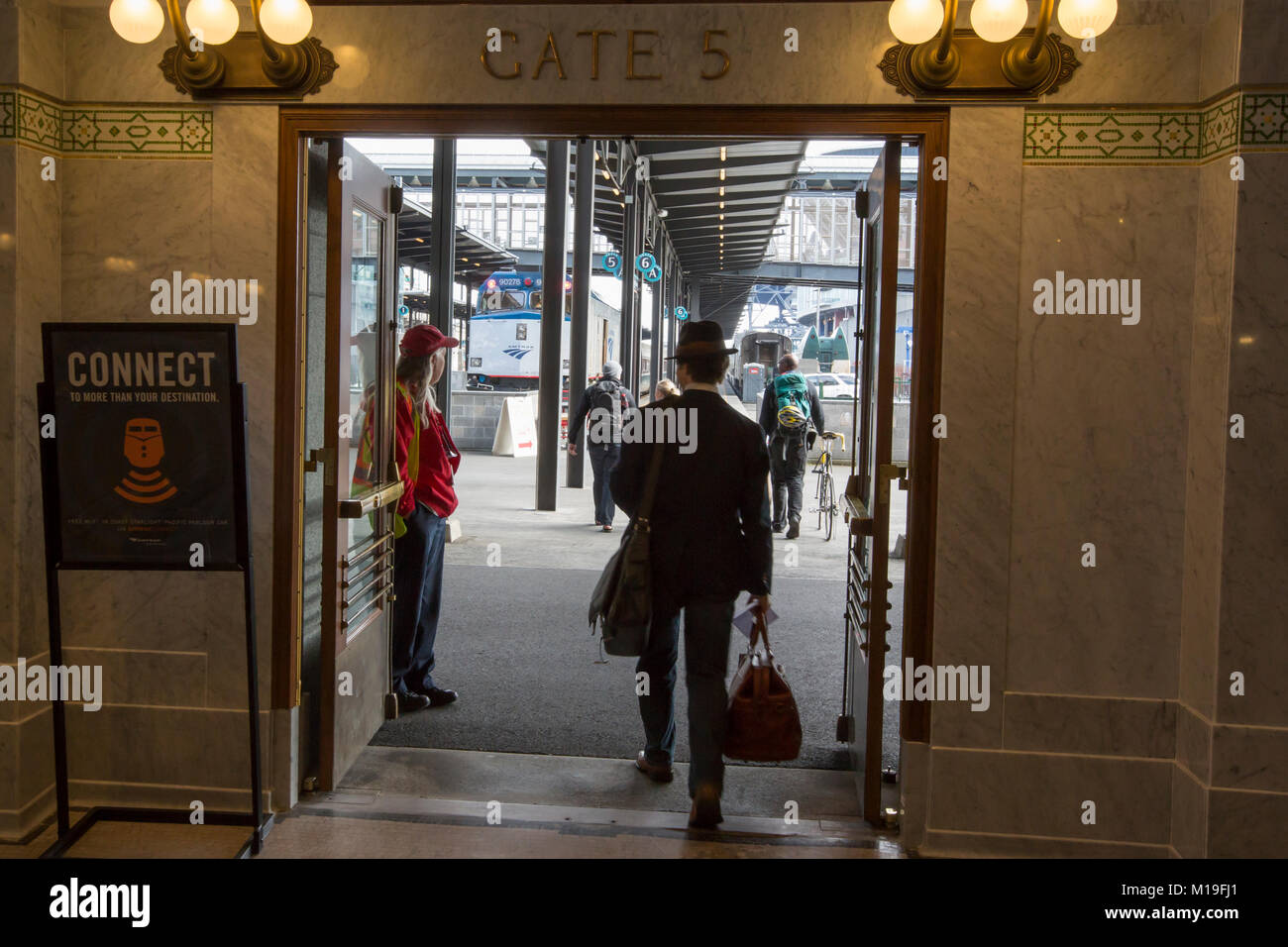 Passando attraverso la porta a bordo treno Amtrak, King Street Station, Seattle, Washington, Stati Uniti d'America Foto Stock