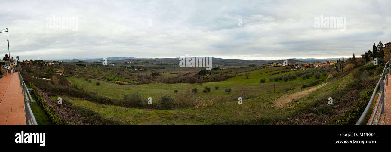 Il paesaggio toscano della Val d'Elsawith cipressi, alberi e gli antichi edifici.. Regione Toscana in Italia. Foto Stock