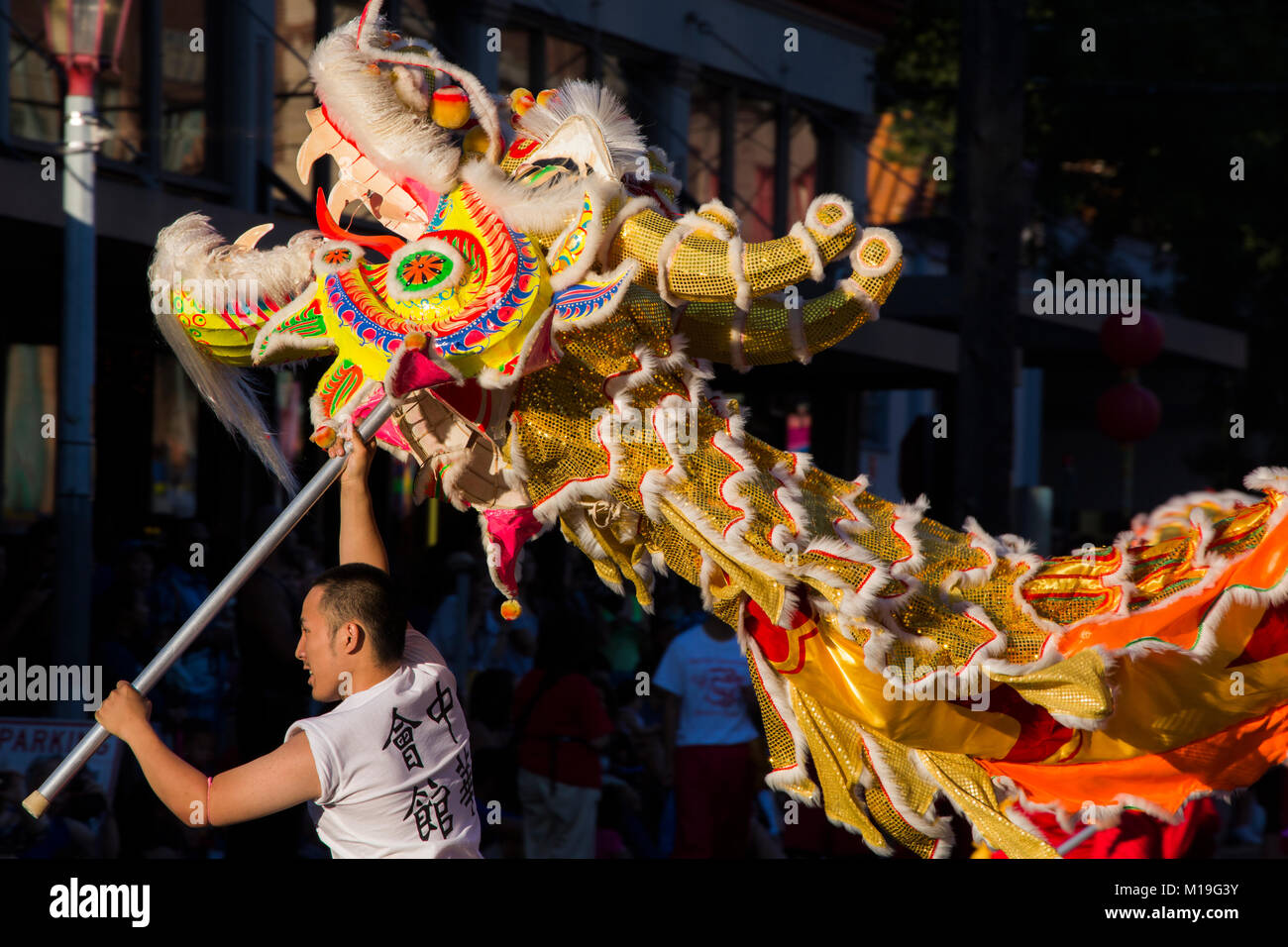 Stati Uniti, Washington, Seattle, Seafair parata nel quartiere internazionale, uomo tenendo in mano la testa del dragone Foto Stock