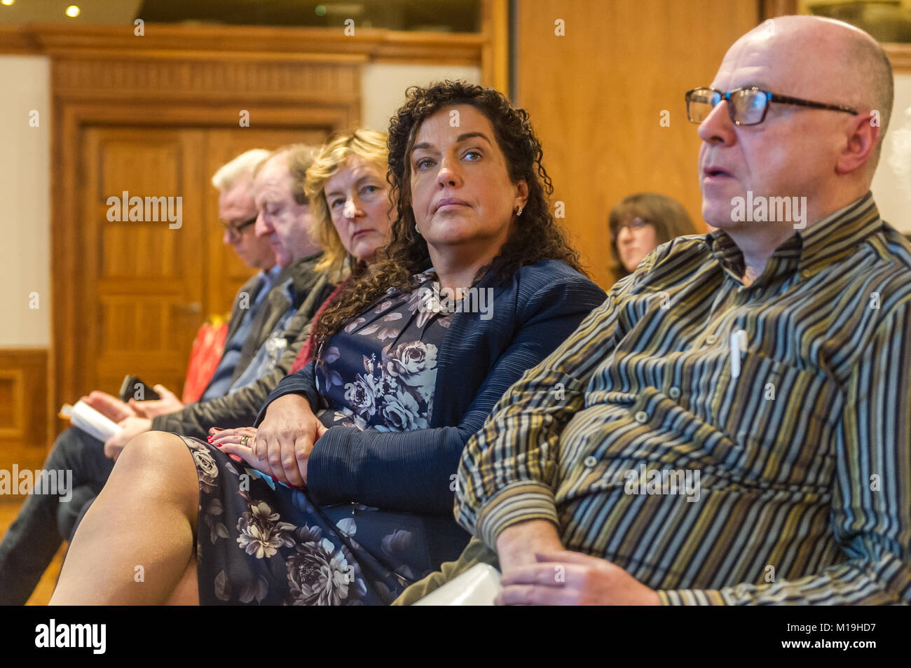 Bantry, Irlanda. 28 Gennaio 2018. Margaret Murphy-o'Mahony e Michael Collins di TD hanno partecipato all'incontro pubblico per fermare l'estrazione meccanica del kelp nativo da Bantry Bay, insieme al senatore Grace o'Sullivan insieme a molti locali interessati. Il governo irlandese ha rilasciato una licenza a Bio Atlantis di Tralee per estrarre industrialmente 1860 acri di kelp nativo senza alcuna consultazione pubblica. Il gruppo pro-azione sta facendo campagna per revocare la licenza. Credit: Notizie dal vivo di AG/Alamy. Foto Stock