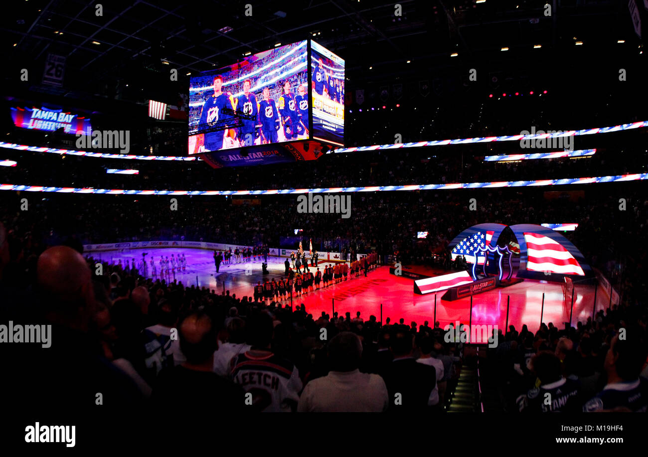 Tampa, Florida, Stati Uniti d'America. 28 gen, 2018. DIRK SHADD | Orari .Cantante Country Brad Yar esegue l inno nazionale durante la NHL All-Star Game al Amalie Arena a Tampa Domenica (01/28/18) Credito: Dirk Shadd/Tampa Bay volte/ZUMA filo/Alamy Live News Foto Stock