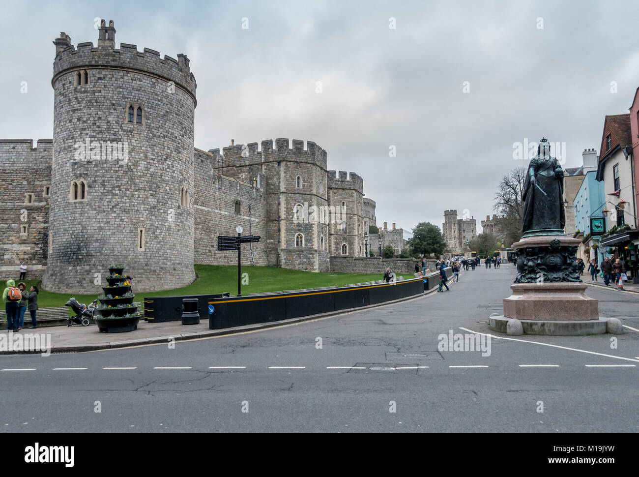 Come risultato o attentati terroristici che coinvolgono autoveicoli in altre ubicazioni, brutto, nero anti-barriere del veicolo sono state collocate nei pressi del Castello di Windsor per proteggere i visitatori. Foto Stock
