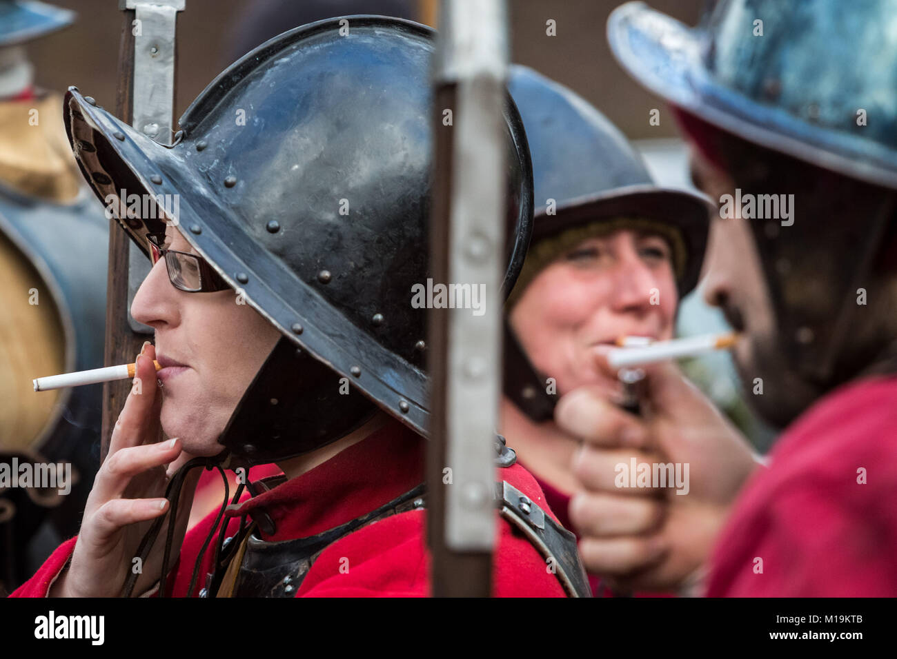 Londra, Regno Unito. Il 28 gennaio 2018. Il re dell'esercito di marcia annuale e corteo per commemorare l'esecuzione del Re Carlo Ist. Molti membri della Guerra Civile Inglese Società, vestito in tradizionali del XVII secolo abbigliamento, hanno marciato e rode cavallo dal palazzo di St James verso la sfilata delle Guardie a Cavallo rivivere il re Carlo I di cammino per il Banqueting House nel 1649. Credito: Guy Corbishley/Alamy Live News Foto Stock