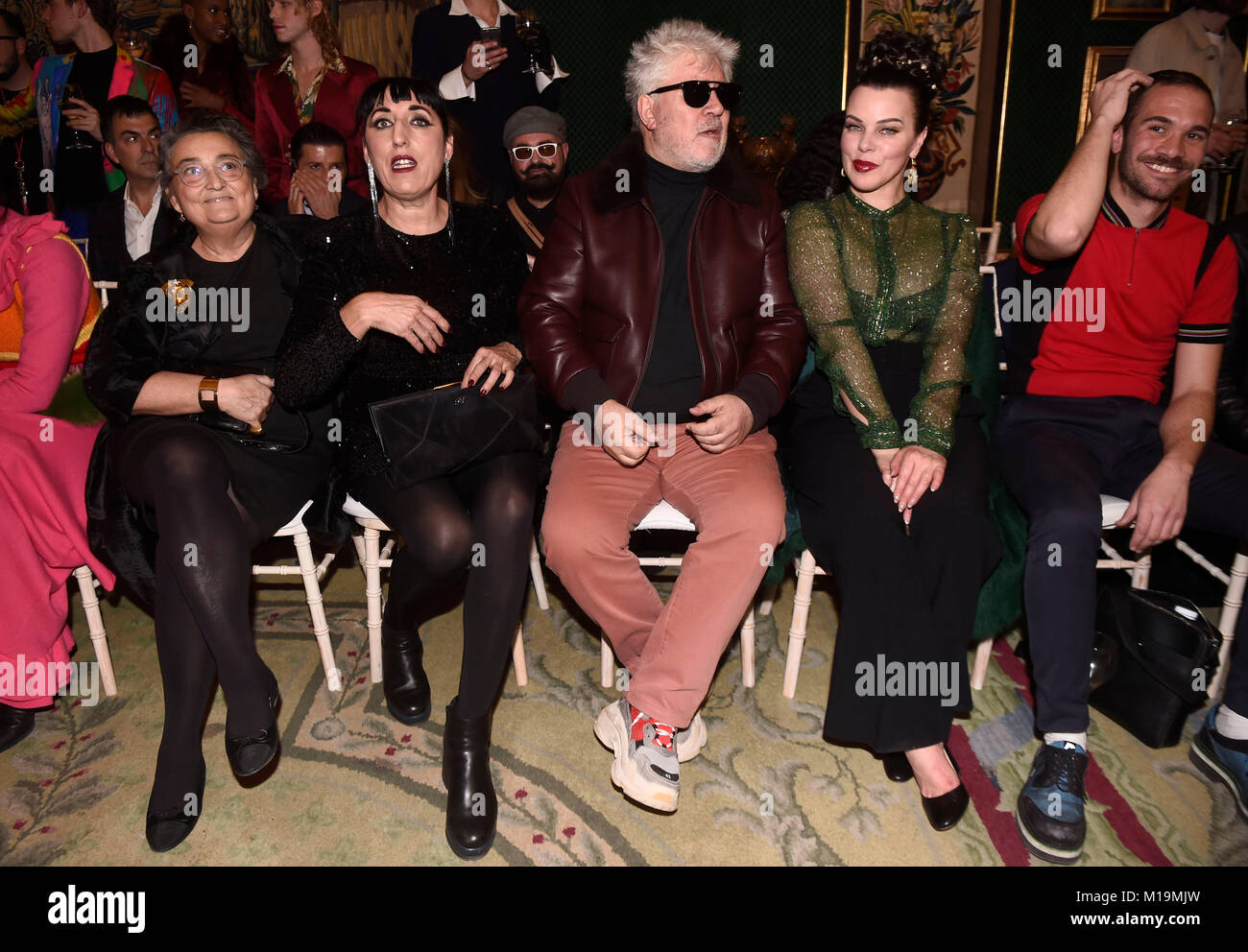 Il regista Pedro Almodovar con l'attrice Debi Mazar e Rossy de Palma e designer Elena Benarroch nella fila anteriore di raccolta PalomoSpain pista durante la Pasarela Cibeles - Mercedes-Benz della Settimana della Moda Madrid 2018, a Madrid, domenica 28 gennaio, 2018 Credit: Gtres Información más Comuniación on line, S.L./Alamy Live News Foto Stock